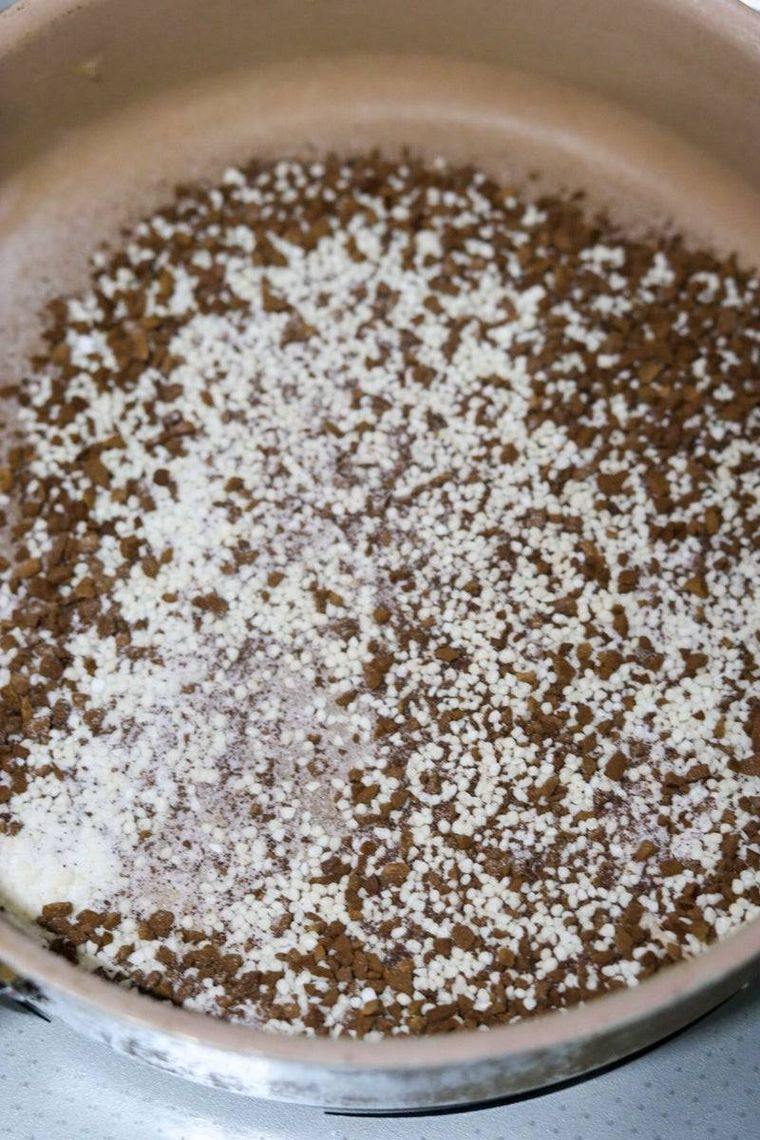 コーヒーとアガーを混ぜている様子