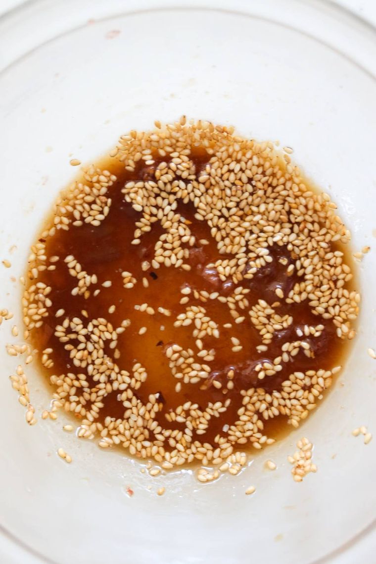 ボウルに調味料が入っている様子