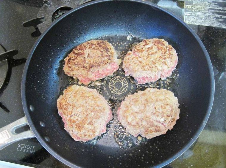 ハンバーグを焼く