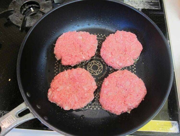 ハンバーグを焼く