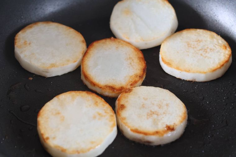 フライパンで長芋を焼いている