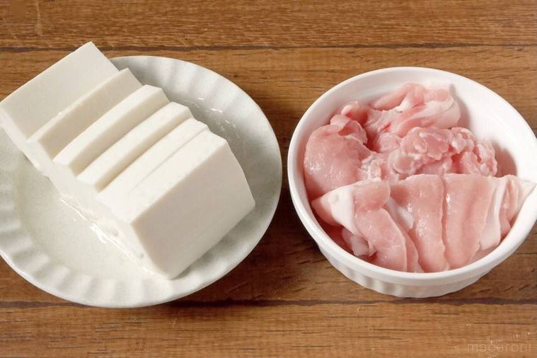 白い皿の上の切った豆腐とココット皿の中の切った豚ロース肉