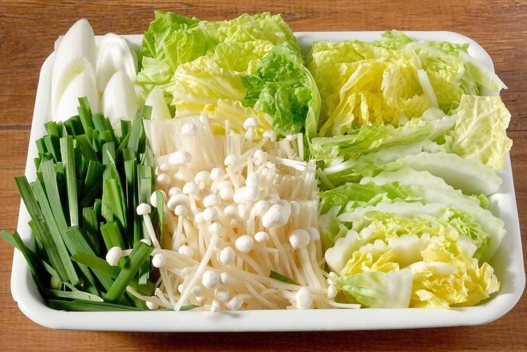 白いバットの中の切ったキムチ鍋の野菜