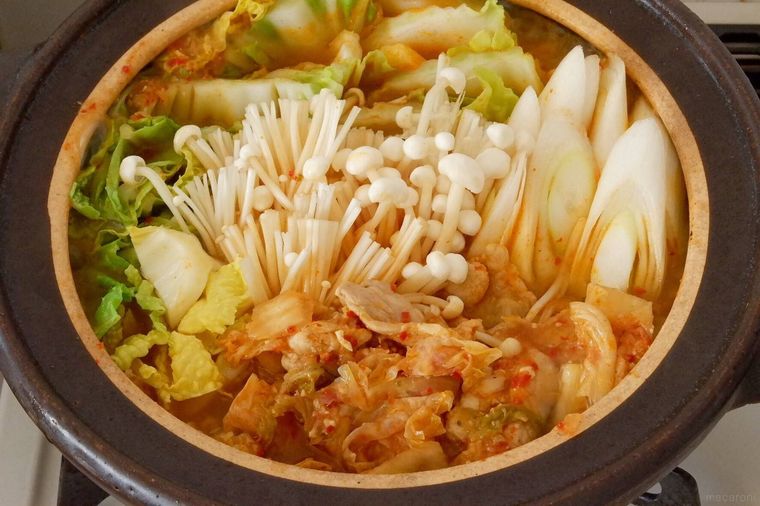 土鍋でキムチ鍋を煮ている様子
