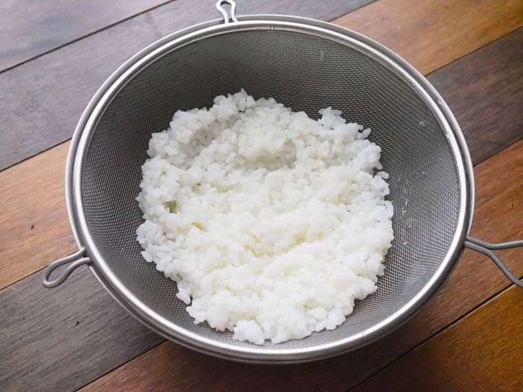 ざるでご飯の水を切っている様子