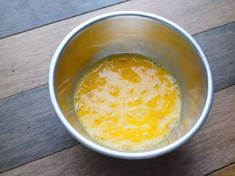 銀のボウルに入れた溶き卵