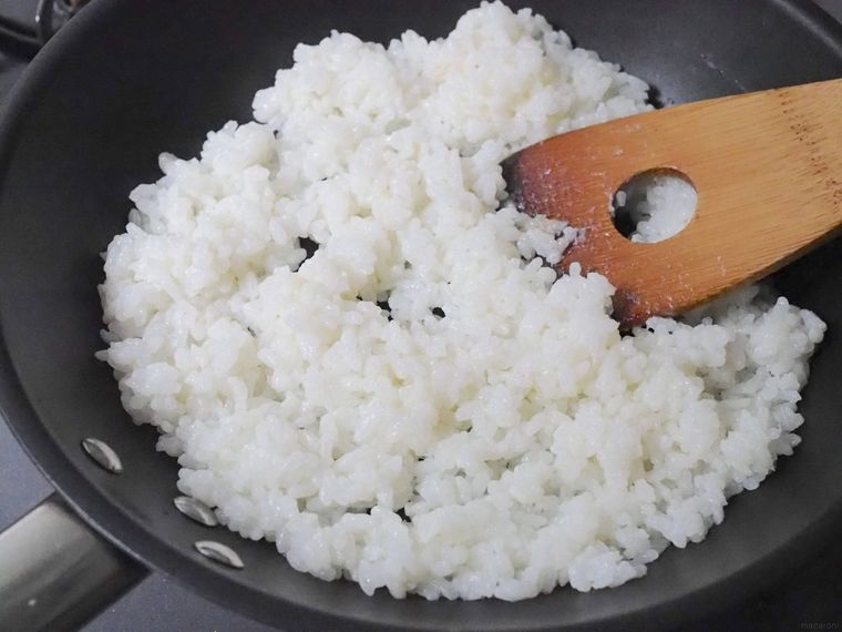 フライパンでご飯を炒めている様子