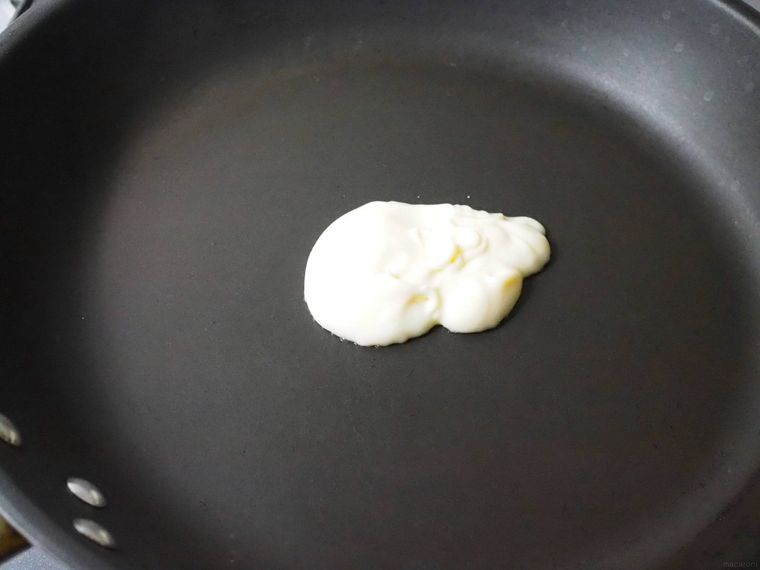 フライパンにマヨネーズをひいている様子