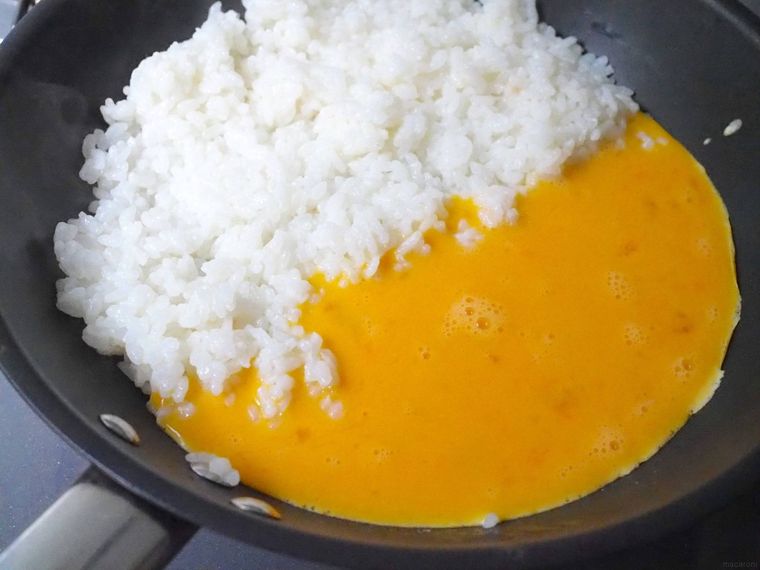 フライパンに卵を入れて炒めている様子