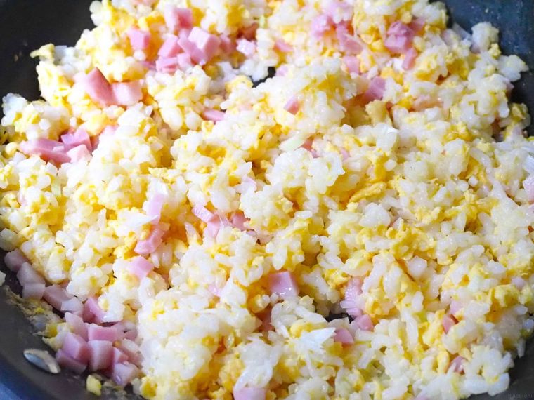 ベーコンと長ねぎを入れて炒めている様子