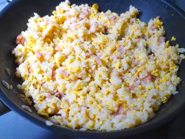 フライパンで炒めたベーコンと長ねぎのチャーハン