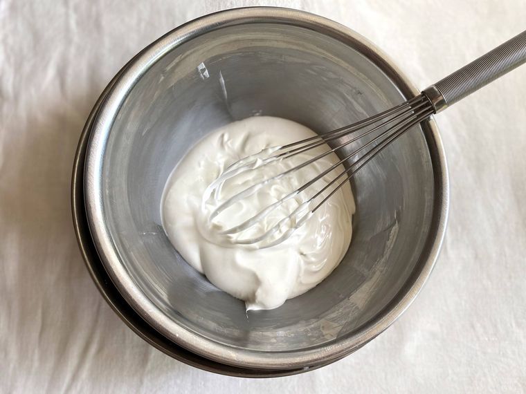 ボウルで泡立てた生クリームとホイッパー