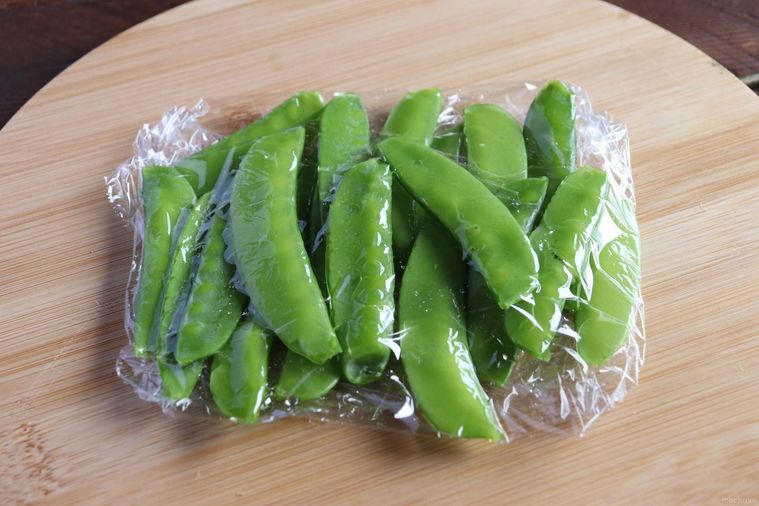 ラップに包んださやえんどう