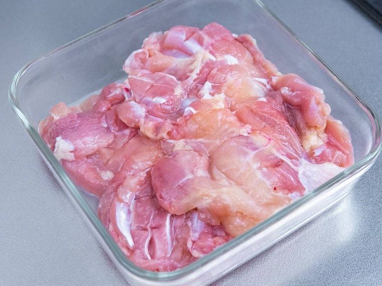 ガラス容器の中に入った鶏もも肉