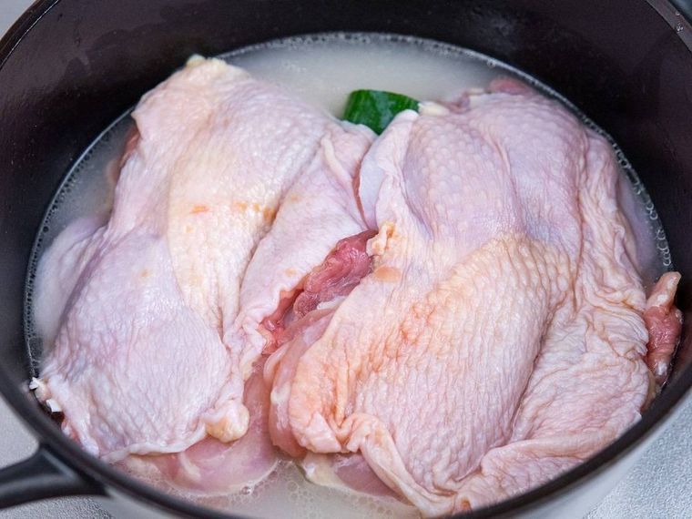 ホーロー鍋に入った、米と水と鶏もも肉