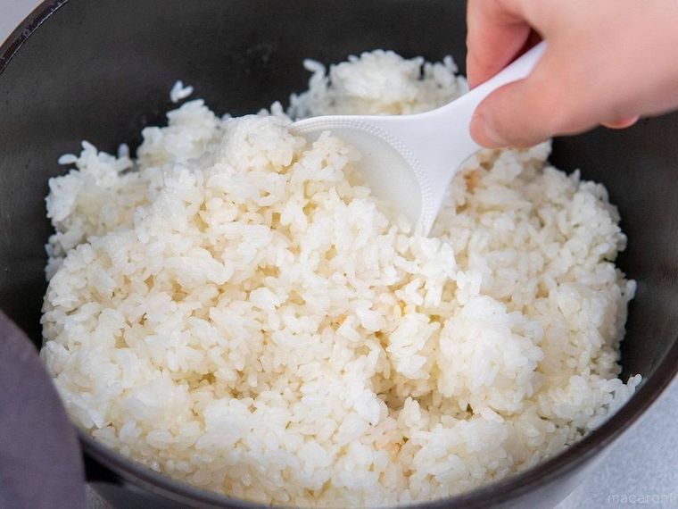 ホーロー鍋で炊き上がったごはんを混ぜる