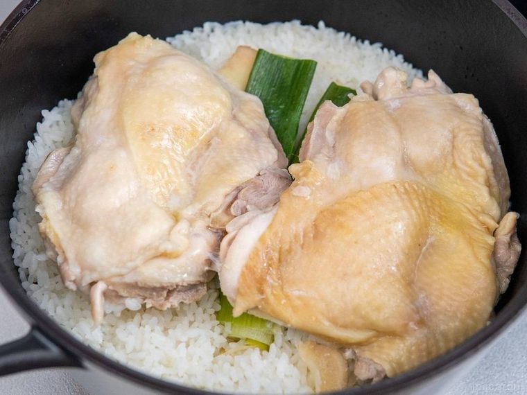ホーロー鍋で炊き上がったごはんと鶏肉