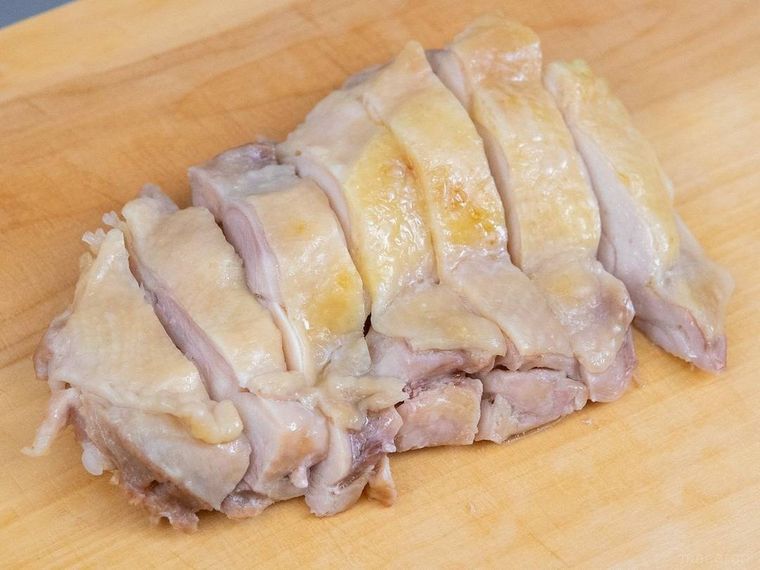 木製まな板の上で切られた鶏肉