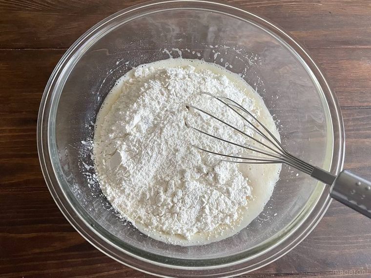 ガラスのボウルに入った卵液、ホットケーキミックス