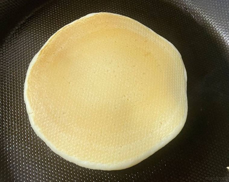 きつね色に焼けた豆乳ホットケーキ