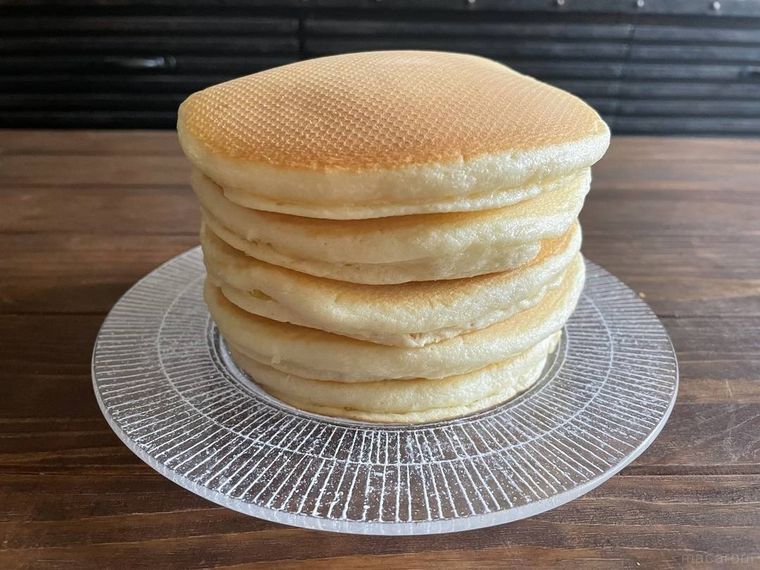 透明な皿の上に積み上げた豆乳ホットケーキ
