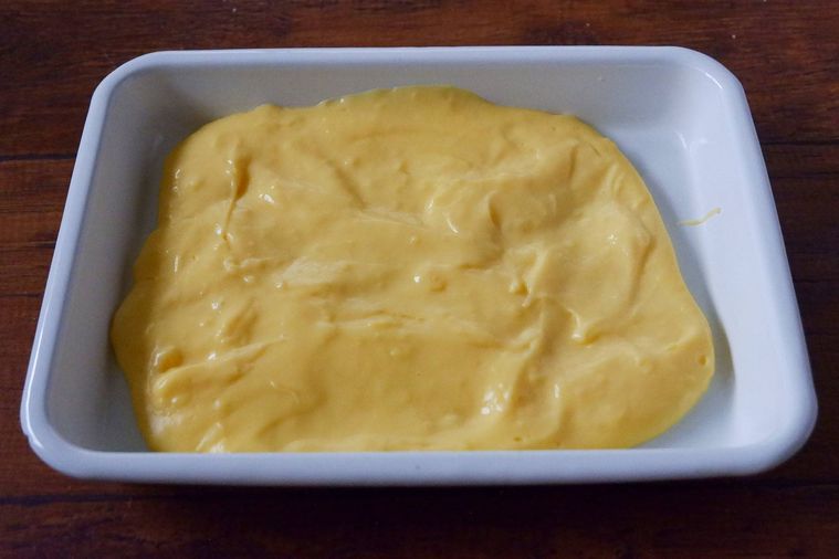 白いバットに入れたカスタードクリーム