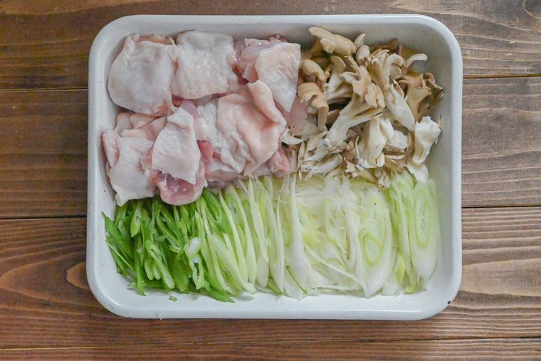 カット済みの鶏もも肉、長ねぎ、まいたけ