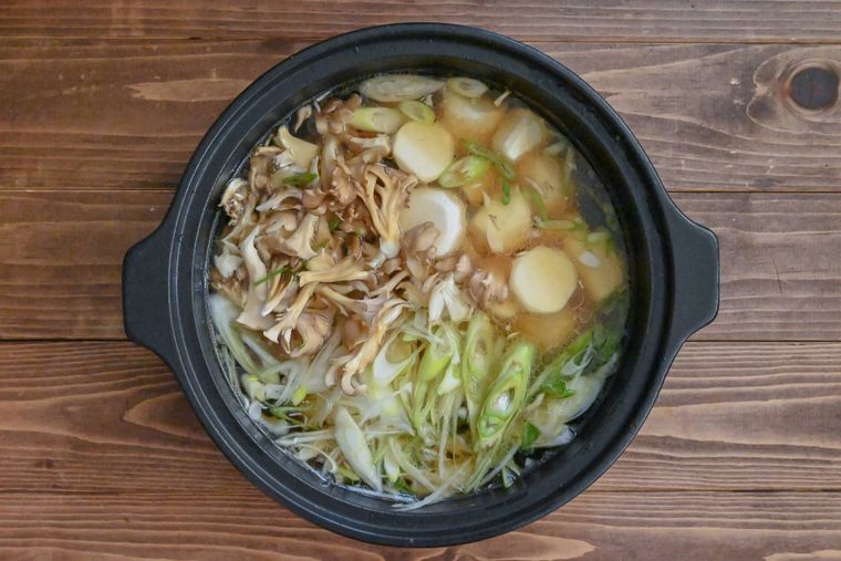 里芋鍋の材料が入った黒い鍋