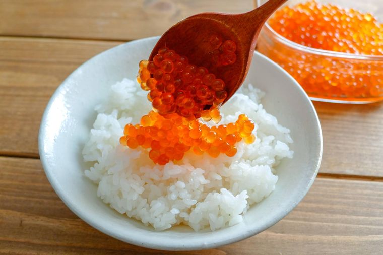 ごはんにいくらをかける様子