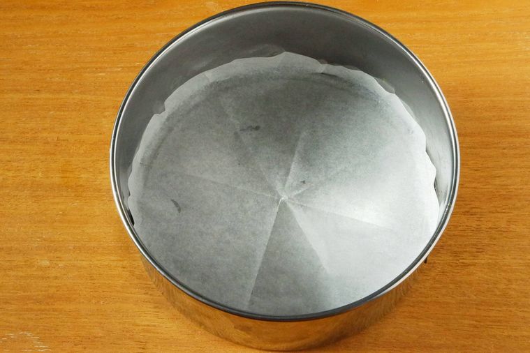 底にクッキングシートを敷いたケーキ型