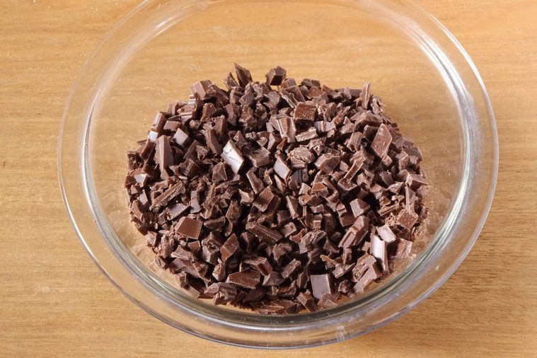 ガラスのボウルに入った刻んだチョコレート