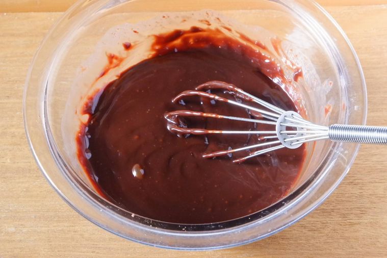 ガラスのボウルでチョコレートを混ぜている様子