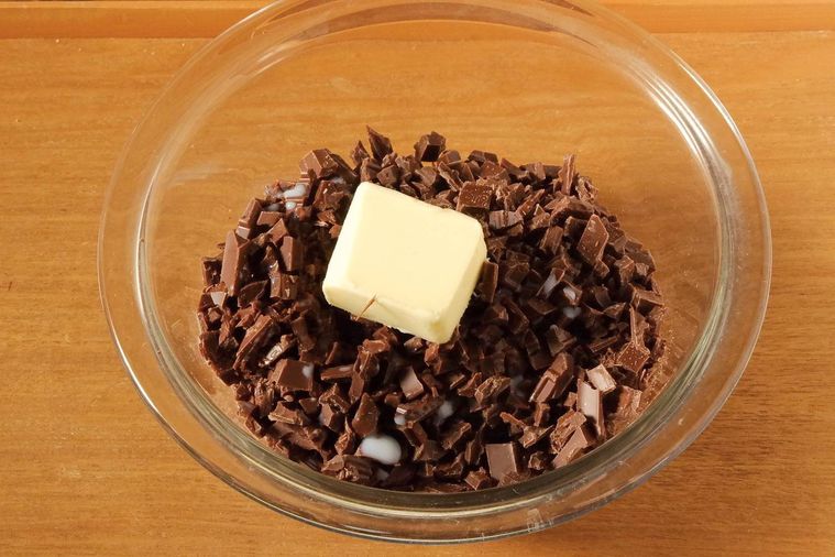 ガラスのボウルに入ったチョコレート、牛乳、バター