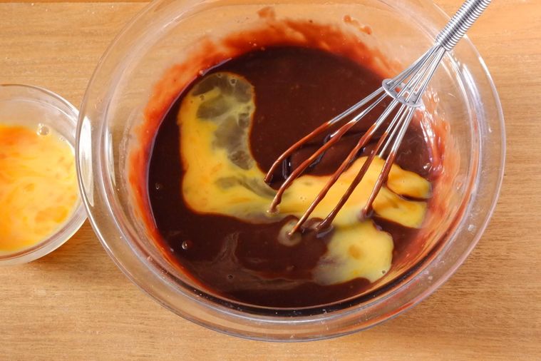 ボウルの中のチョコレートと卵を混ぜている様子