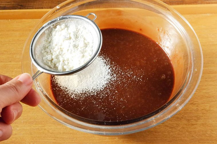 ボウルに薄力粉を振るい入れている様子