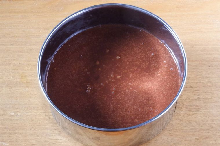 ガトーショコラ生地が入ったケーキ型