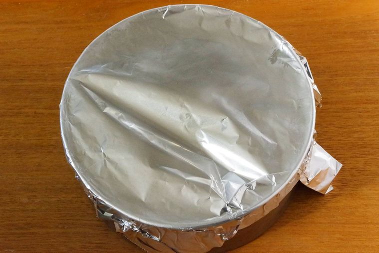 アルミホイルをかぶせたケーキ型