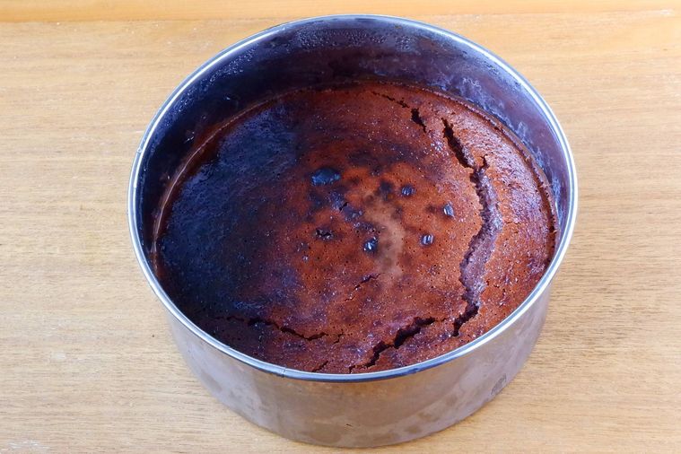 ケーキ型に入ったガトーショコラ