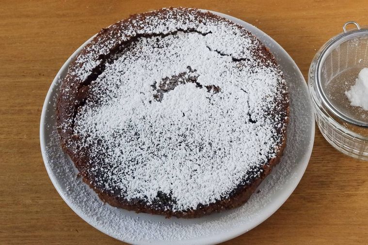 白い皿の上の粉砂糖を振ったガトーショコラ