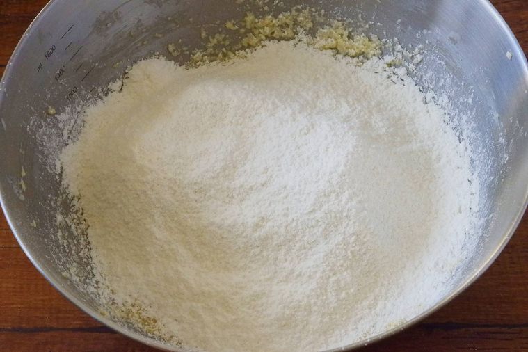 薄力粉を振るい入れたボウル