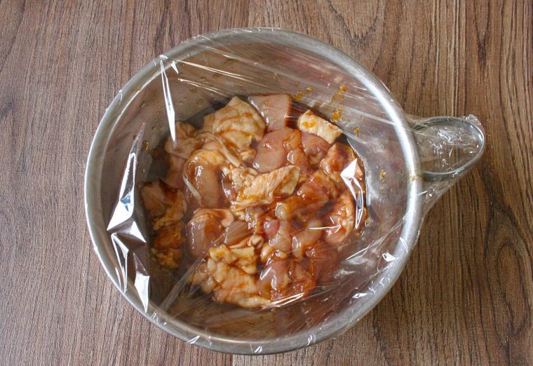 鶏もも肉の入ったボウルにラップをした様子