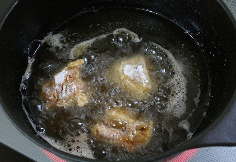 鶏もも肉を揚げている様子