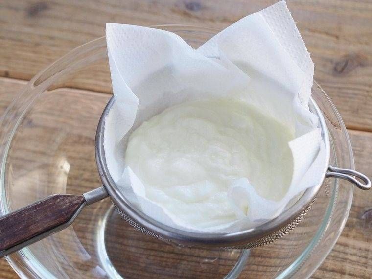 キッチンペーパーを敷いたざるにあけたヨーグルト