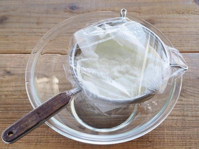 ざるに入れてラップをかけたヨーグルト