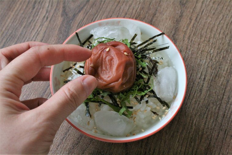 冷やし茶漬けのトッピングをしている様子