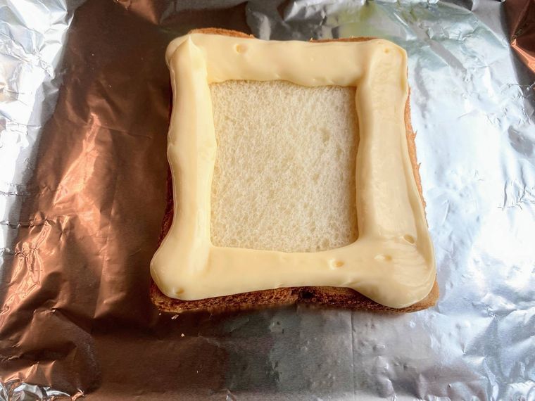マヨネーズをのせた食パンがアルミホイルの上に置いてある