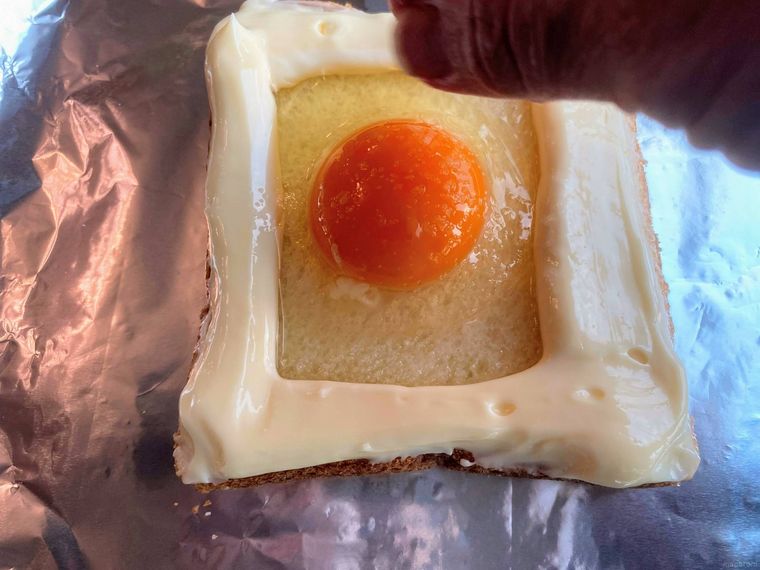 食パンにのった卵に塩をふる様子