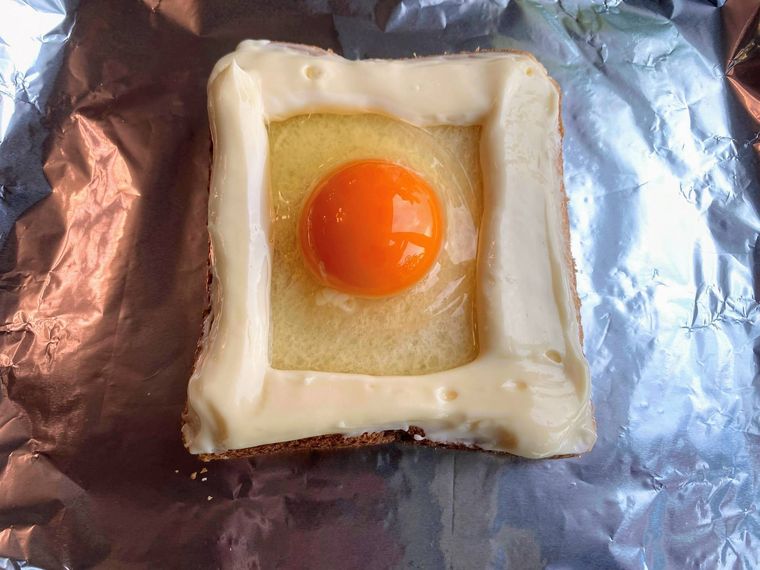 マヨネーズと卵がのった食パン