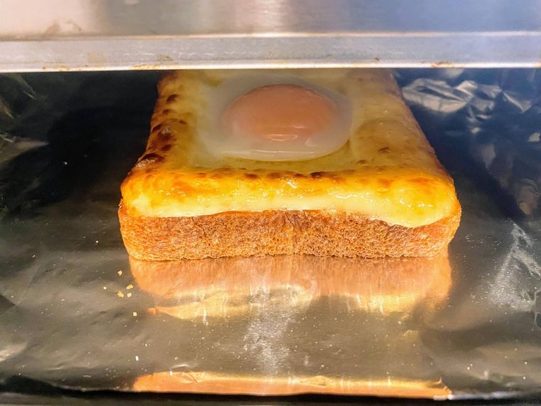 焦げめのついたエッグマヨネーズトースト