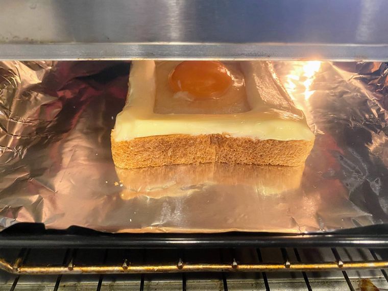 トースターでエッグマヨネーズトーストを焼く様子